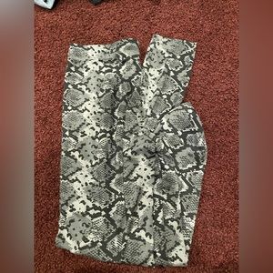 Bundle!! Leggings (m) and black jeans (11/30)